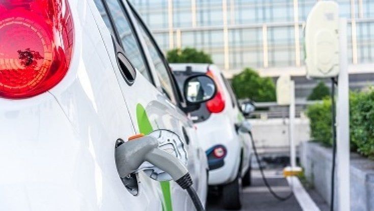 Auto: in Campania solo lo 0,4 per cento è elettrico o ibrido