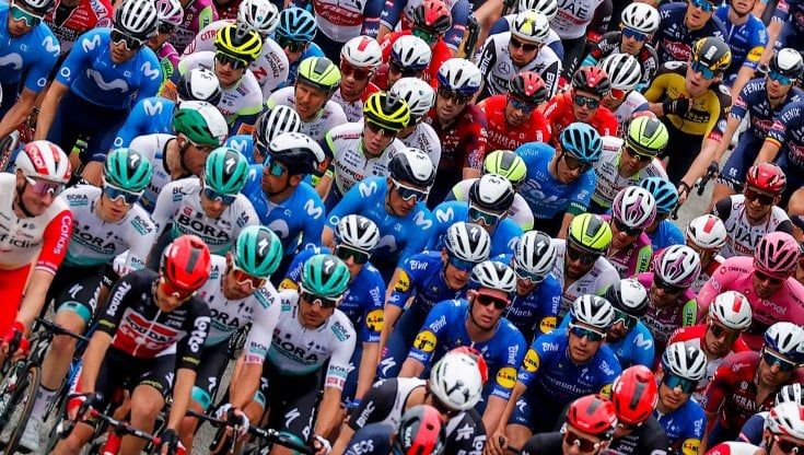 Giro, il caso delle borracce volanti: "Un regolamento ridicolo"