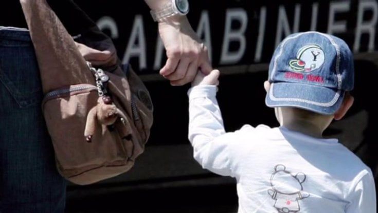Bambino di 5 anni vaga scalzo sulla strada provinciale, i genitori lo avevano lasciato solo in casa
