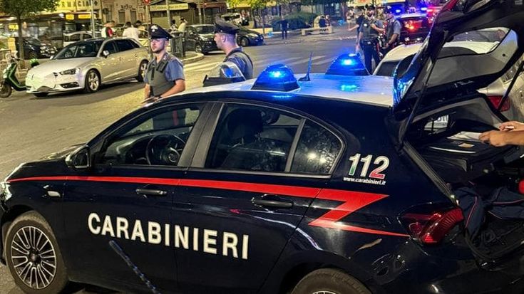 Tenta di rapinare e minaccia genitori e bambini, poi colpisce un carabiniere: arrestato