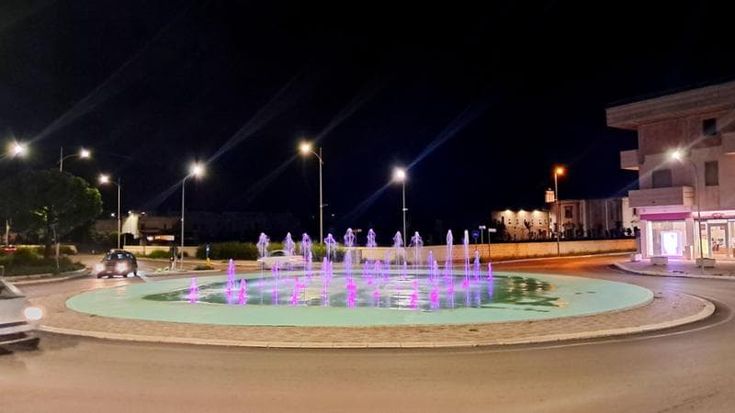 La fontana monumentale degli sprechi, ogni giorno consuma oltre 5mila litri di acqua potabile: al Comune di Nardò bolletta da 9mila euro