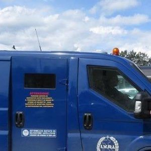 Foggia, commando tenta rapina a un portavalori davanti a una banca: vigilante ferita 