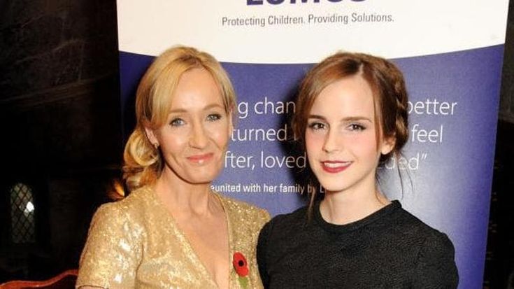 J.K. Rowling a Emma Watson: “Non è consapevole di quanto sia ignorante”. La polemica sui diritti delle persone transgender