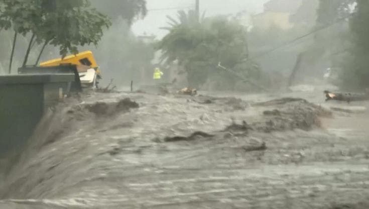 La Corsica flagellata da alluvioni e nubifragi: le strade si trasformano in fiumi in piena