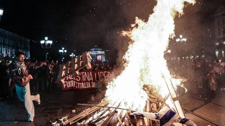 Bandiere pro Palestina e petardi, in mille al corteo vietato a Torino. Brucia il vessillo di Israele, tre agenti feriti