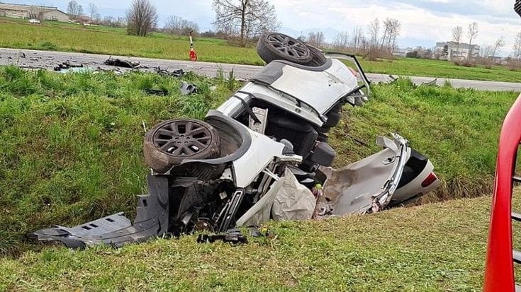 Incidente nella Bergamasca, coinvolte quattro auto: morti un uomo e sua suocera, otto i feriti