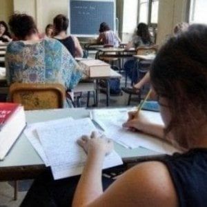 Livorno, sei studenti finiscono all'ospedale per la muffa in classe 