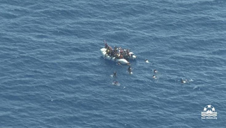 Migranti, gommone alla deriva ignorato dai tunisini, Sea-Watch: "Segnalazioni inviate invano, in 43 salvi solo grazie a Nadir"