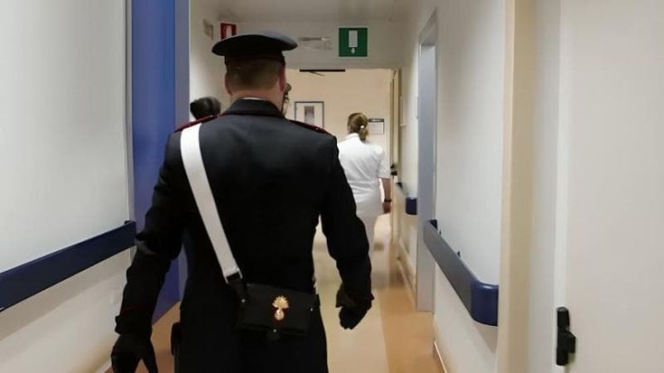 Sfregia la compagna di 21 anni con una coltellata al viso: arrestato