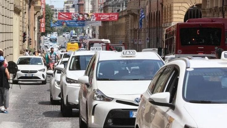 Vigevano, tassista aggredito con una mazza da baseball per una mancata precedenza