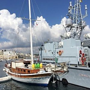 Salento, 45 migranti sbarcano da un veliero:  inseguiti in mare e fermati i tre scafisti 