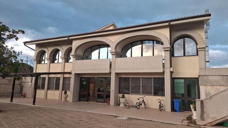 La famiglia nel bosco, nella casa che ospita i bimbi e Cate: “Noi operatori insultati e minacciati”