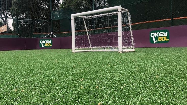 Ecco l'Okeybol, il nuovo sport nato a Ponte Milvio: un po' hockey e un po' calcetto 