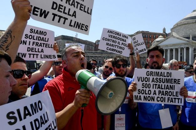 Sit-in dei marittimi della Ttt lines in piazza Plebiscito: "Chiediamo garanzie sul futuro"