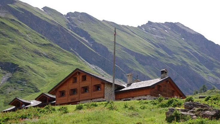 In Val Ferret la tradizione maestosa del rifugio Bonatti
