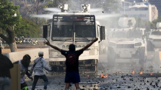 Venezuela, l'appello di Maduro all'esercito: "È ora di combattere". Trump: "Basta repressione"