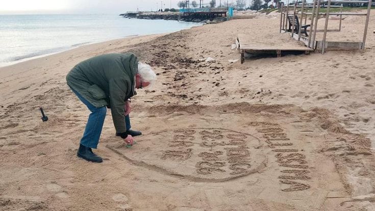 Pasquale, il pensionato che disegna cuori sulla spiaggia di Pane e pomodoro: “Una dedica al giorno”