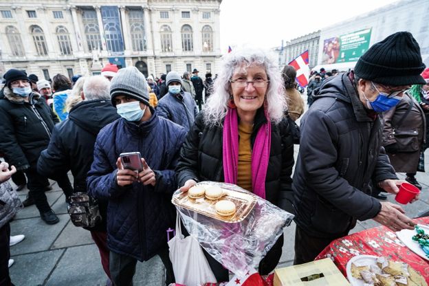 Scene da un brindisi flop: un centinaio gli irriducibili No Vax in piazza a Torino