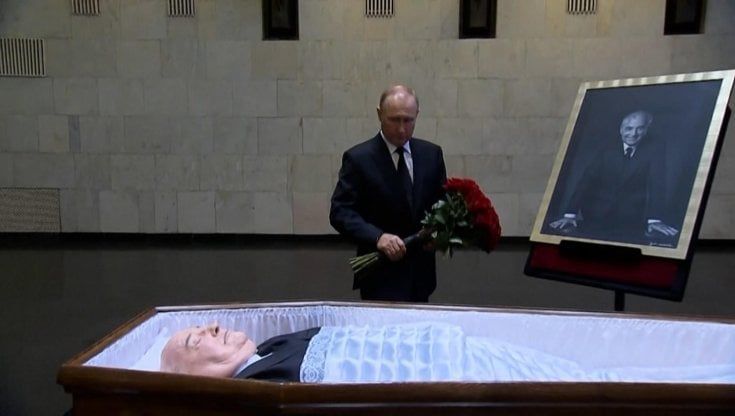 Russia, fiori sulla bara di Gorbaciov. Poi Putin va a Kaliningrad per non essere al funerale