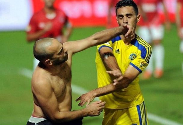 Tifosi picchiano giocatori, Maccabi-Hapoel finisce in rissa