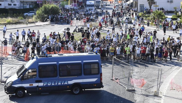 Nella città dei braccianti la paura scatena gli scontri tra italiani e bulgari