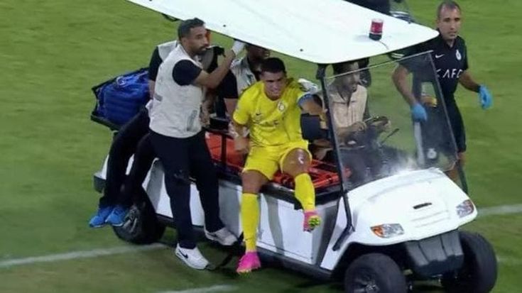 Cristiano Ronaldo vince la Champions League araba col brivido: doppietta e infortunio al ginocchio