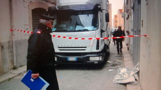 Noci, camion in retromarcia investe una coppia a piedi: 92enne muore sul colpo, la moglie è grave