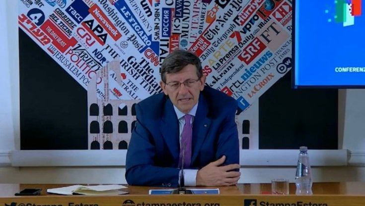 Colao: "Carta d'identità elettronica, in campo le Poste. Tutti i documenti saranno digitali, anche la patente, e validi in una Europa senza frontiere"
