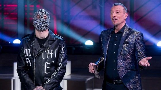 Junior Cally, il rapper di periferia che dopo il successo ha tolto la maschera