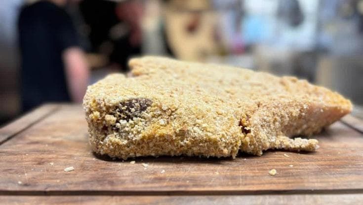 C’è una bistecca fritta che spopola sui social