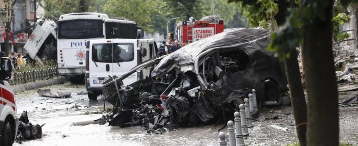 Turchia, attentato a fermata bus Istanbul: 12 morti e 42 feriti. Quattro arresti. Erdogan accusa il Pkk