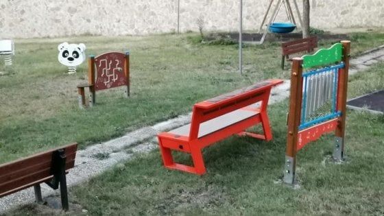 Panchine hi-tech con ricarica per il telefono e casse per la musica: l'idea di un paesino nel Foggiano