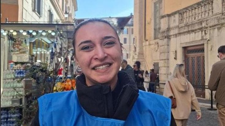 Accoglienza Fontana di Trevi: “Studi universitari e bollette, ora li pago con questo lavoro”