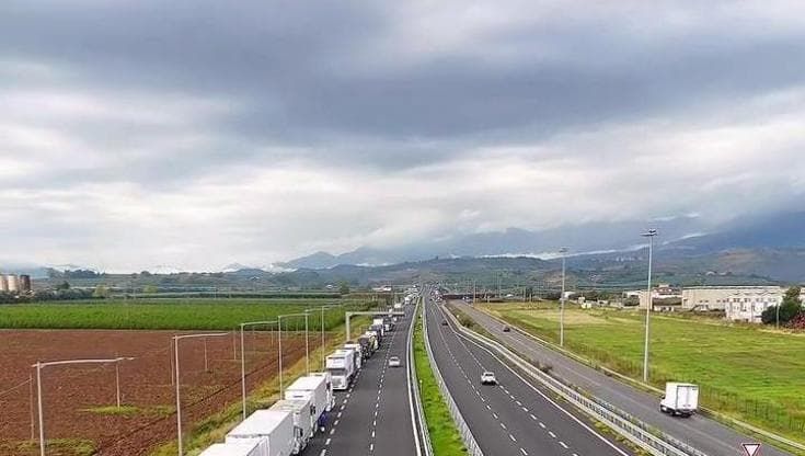 Protesta autotrasportatori, in Calabria continua il presidio: la lunga coda dei tir vista dal drone