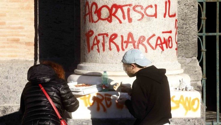 Napoli, imbrattati Palazzo Reale e il San Carlo: la Digos indaga sulla parata rave