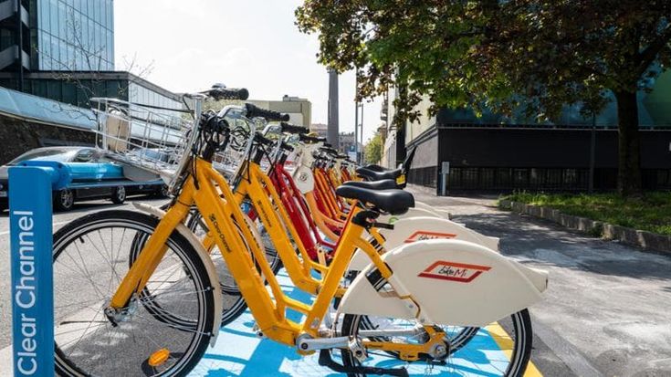 Mentre pedala le cade il sellino: “La mia denuncia sui social e le bici a noleggio sospese. Ora Bikemi sarà più sicuro”