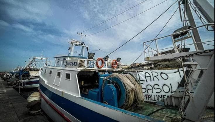 Caro carburante, gli armatori proclamano il blocco dello Stretto il primo maggio