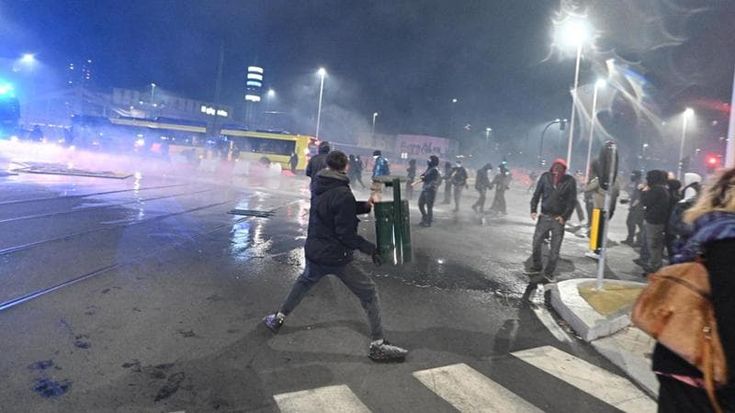 A Torino in migliaia contro la guerra, scontri con la polizia in centro e guerriglia ad Aurora