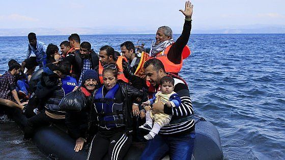 Migranti, intelligence e abbordaggi per fermare i barconi. Ma pesa il caos libico