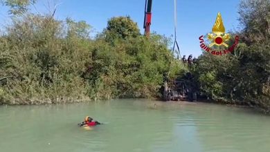 Venezia, la gru dei vigili del fuoco estrae l'auto del cacciatore dalle acque del fiume Livenza