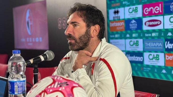 Il Bari riparte dal Frosinone, Caserta attacca: “Sono forti ma noi al San Nicola ancora imbattuti”