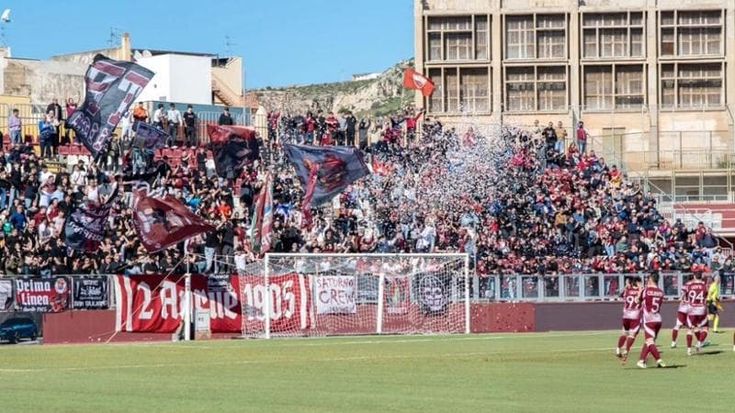 Il Trapani sfida il Catania nel derby, le due facce della corsa ai play-off