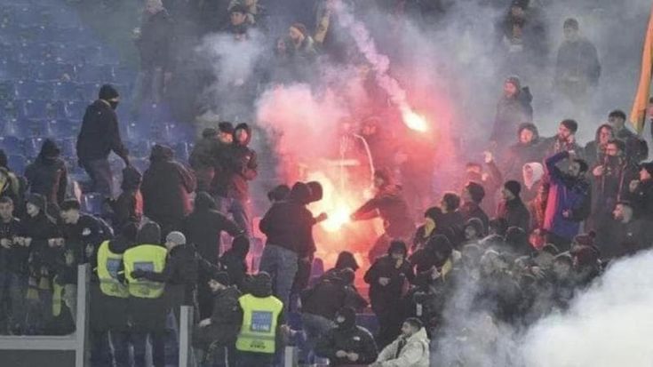 Sputi agli arbitri, monetine sui giocatori, porte bruciate: gli ultrà costano ai club 740mila euro