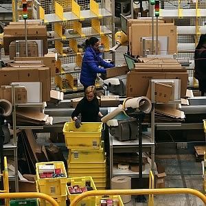 Amazon apre un negozio su Alibaba: alimentari, scarpe e giocattoli per i consumatori cinesi