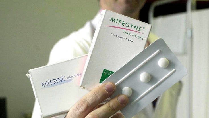 Medici obiettori, negazioni, viaggi a vuoto: l’odissea per la pillola abortiva