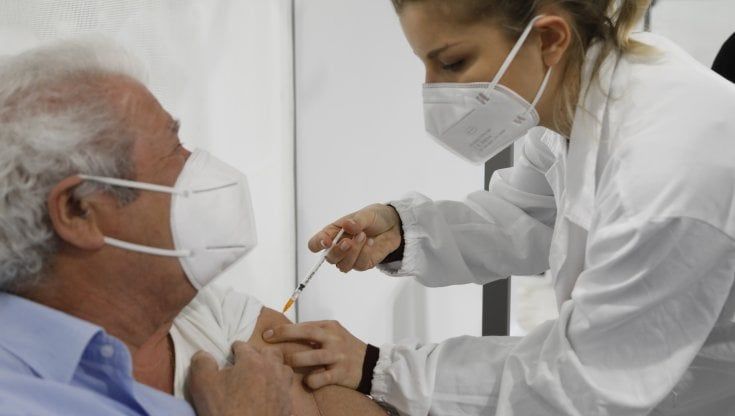 Vaccini Covid, l'Istituto superiore di sanità: "Dopo sei mesi l'efficacia diminuisce"