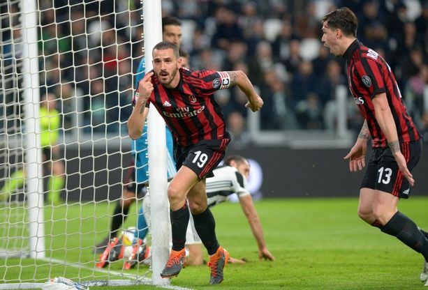 Bonucci nello stadio della Juventus con la maglia del Milan: fa gol ed esulta