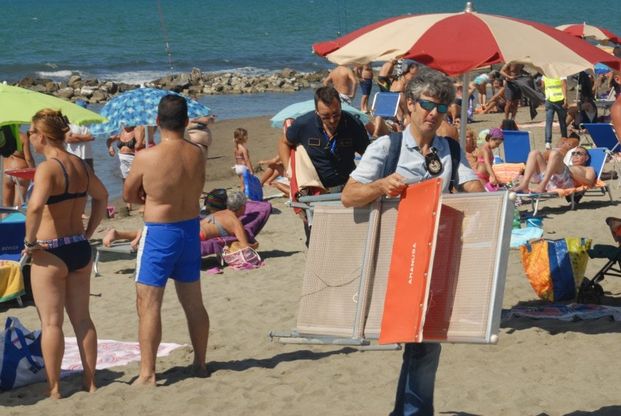 Ostia, ombrelloni e lettini affittati illegalmente: blitz dei vigili urbani