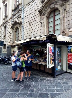 Catania, l'edicola storica di piazza Duomo salvata dalle guide turistiche