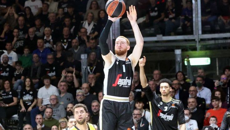 Basket, Milano e Virtus viaggiano insieme. Mannion show a Venezia: 27 punti
